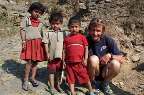 Iñaki Ochoa de Olza, junto a niños nepalíes